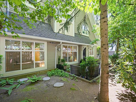 3rd image of 1071 Lynn Valley Rd #2