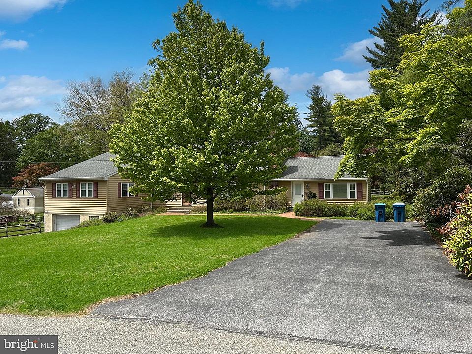 1st image of 205 Oak Ln