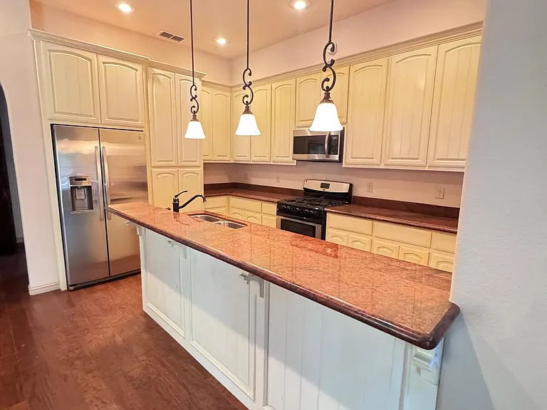 421 Cottonwood Ave — Photo 3