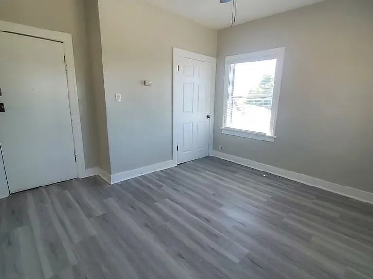 832 W Florence Ave — Photo 8