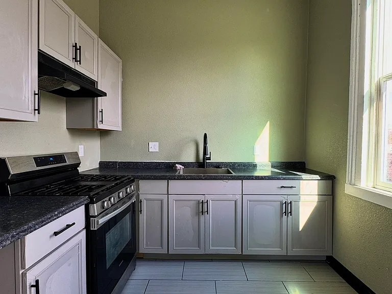 145 W Flora St #D — Photo 10