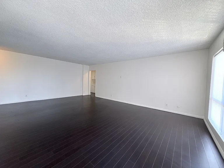 8061 Romaine St — Photo 8