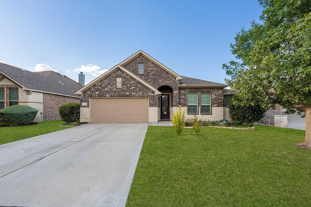 Spacious 4-Bed Home with Modern Upgrades, Private Yard & Community Pool in New Braunfels — Photo 1