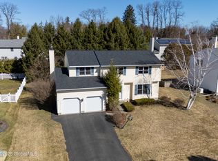 16 Bobwhite Dr, Glenmont, NY 12077