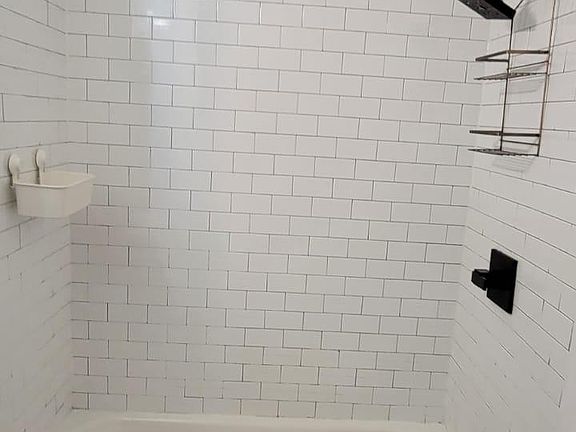 4th image of 19 Jewett Ave APT 3R