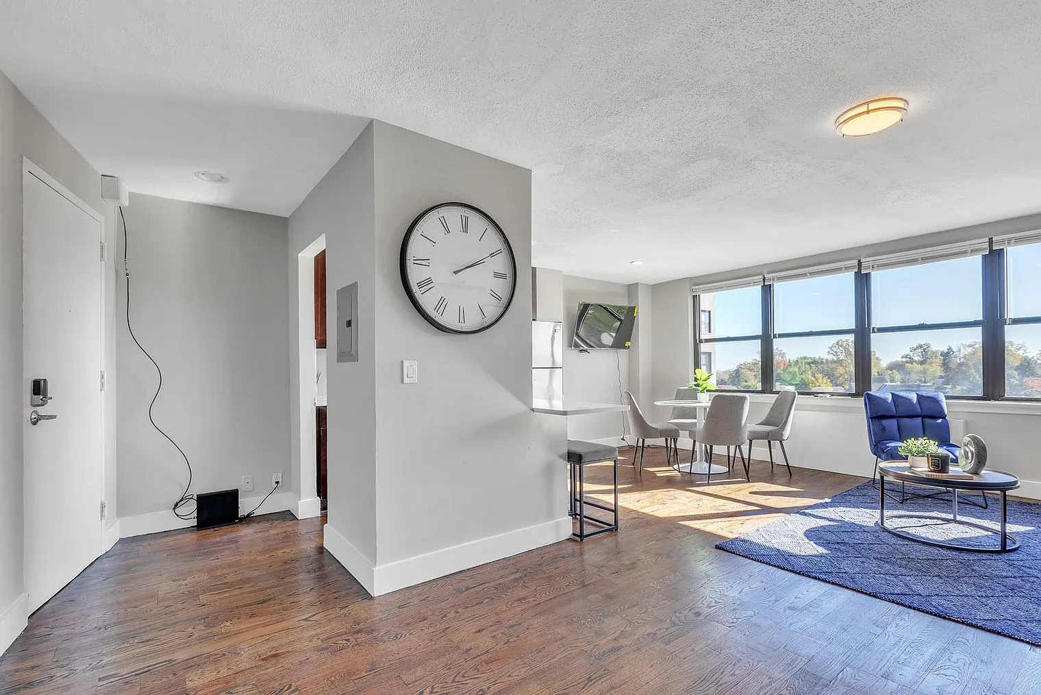 2 bed, 1.0 bath, 871 sqft, $1,952 — Photo 2