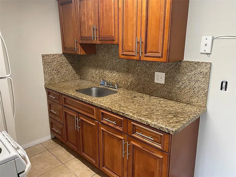 1555 Tyler St #4 — Photo 4