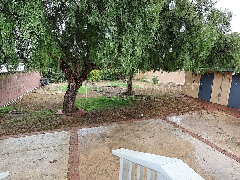329 E Scott St — Photo 11