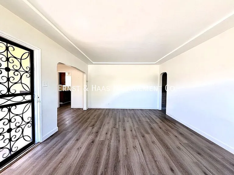12911 Whitewood Ave — Photo 3