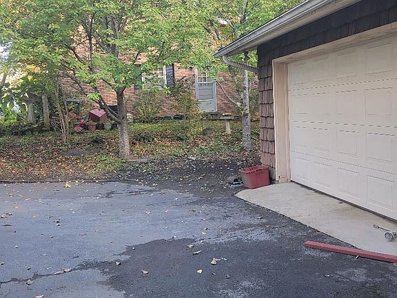 4th image of 513 Clover Dr