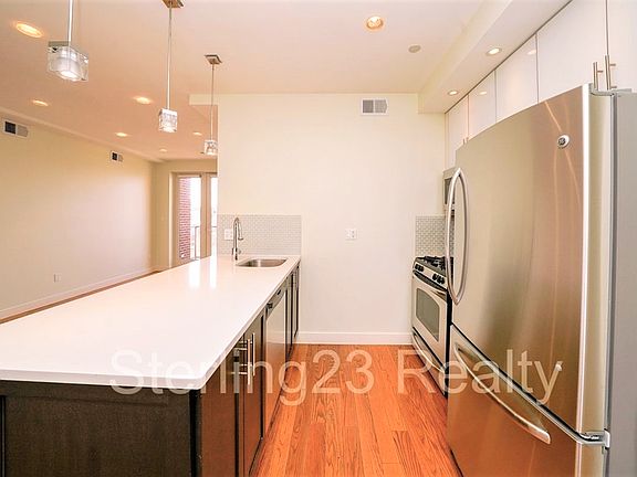 5th image of 27-04 Hoyt Ave S #3R