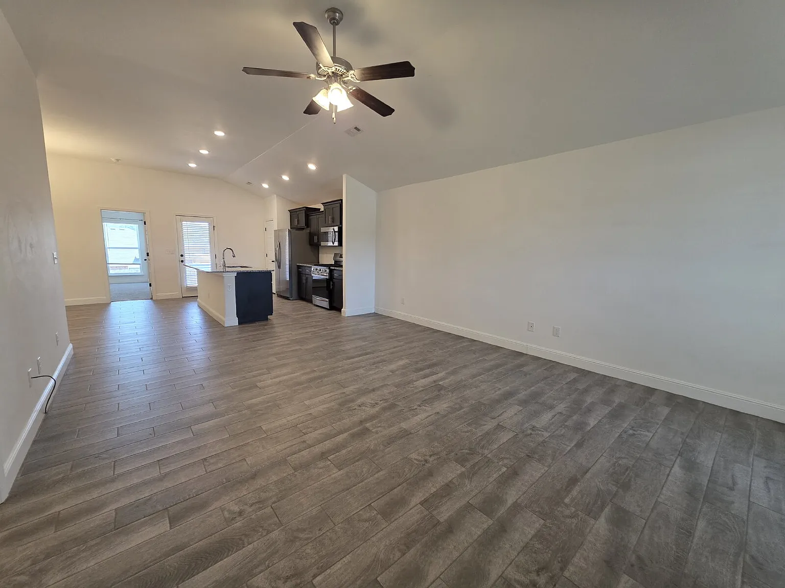 2 bed, 2.0 bath, 1450 sqft, $1,595 — Photo 2