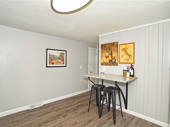 4th image of 7031 Oak St