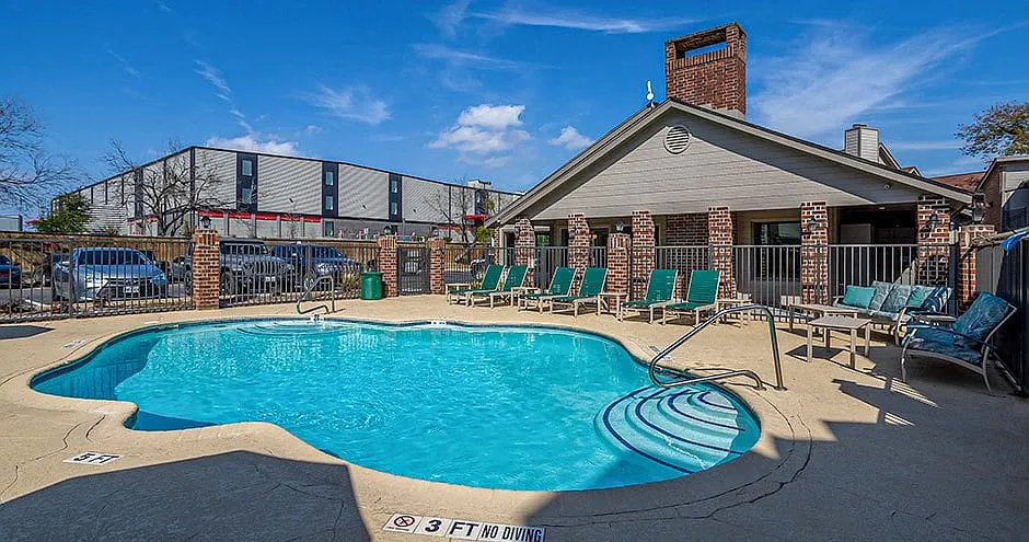 Brooksfield Apartments — Photo 2