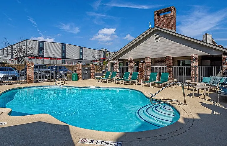 Brooksfield Apartments — Photo 2