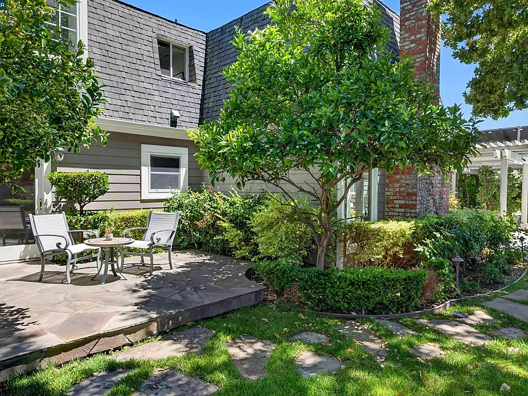 2207 Martin Ave — Photo 62