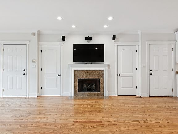 3rd image of 2501 N Sheffield Ave APT 2S