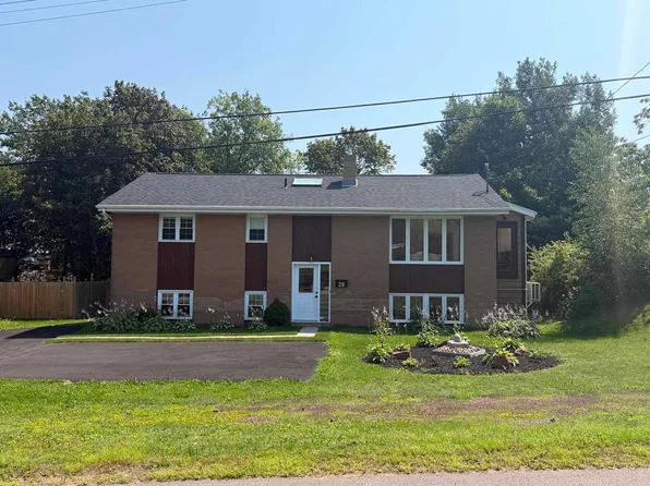 28 Mackay Dr, Charlottetown, PE C1A 5W3
