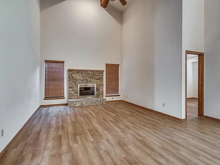 1111 Robin Hood Ln — Photo 3