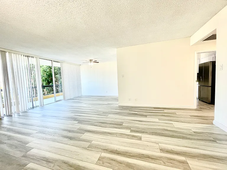 Occidental Towers Apartments — Photo 181