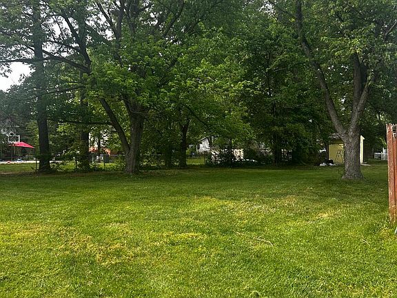 3rd image of 828 Salem Dr