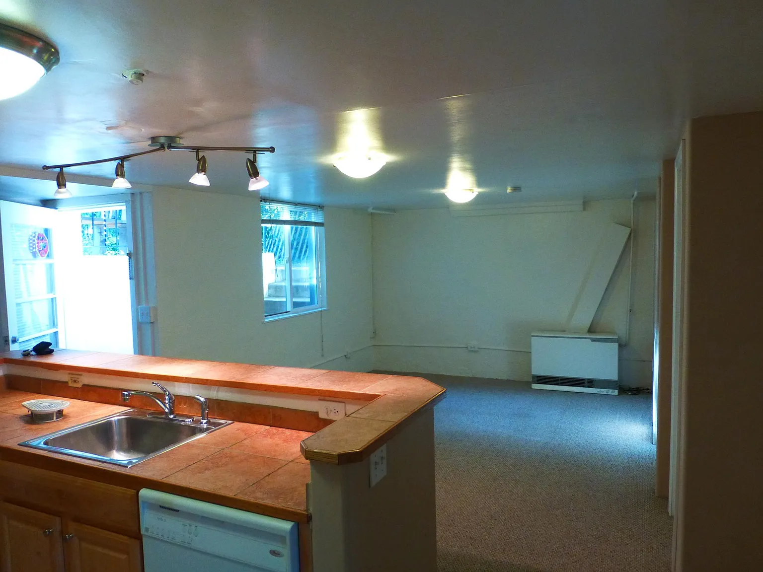 3 bed, 850 sqft, $2,775 — Photo 3