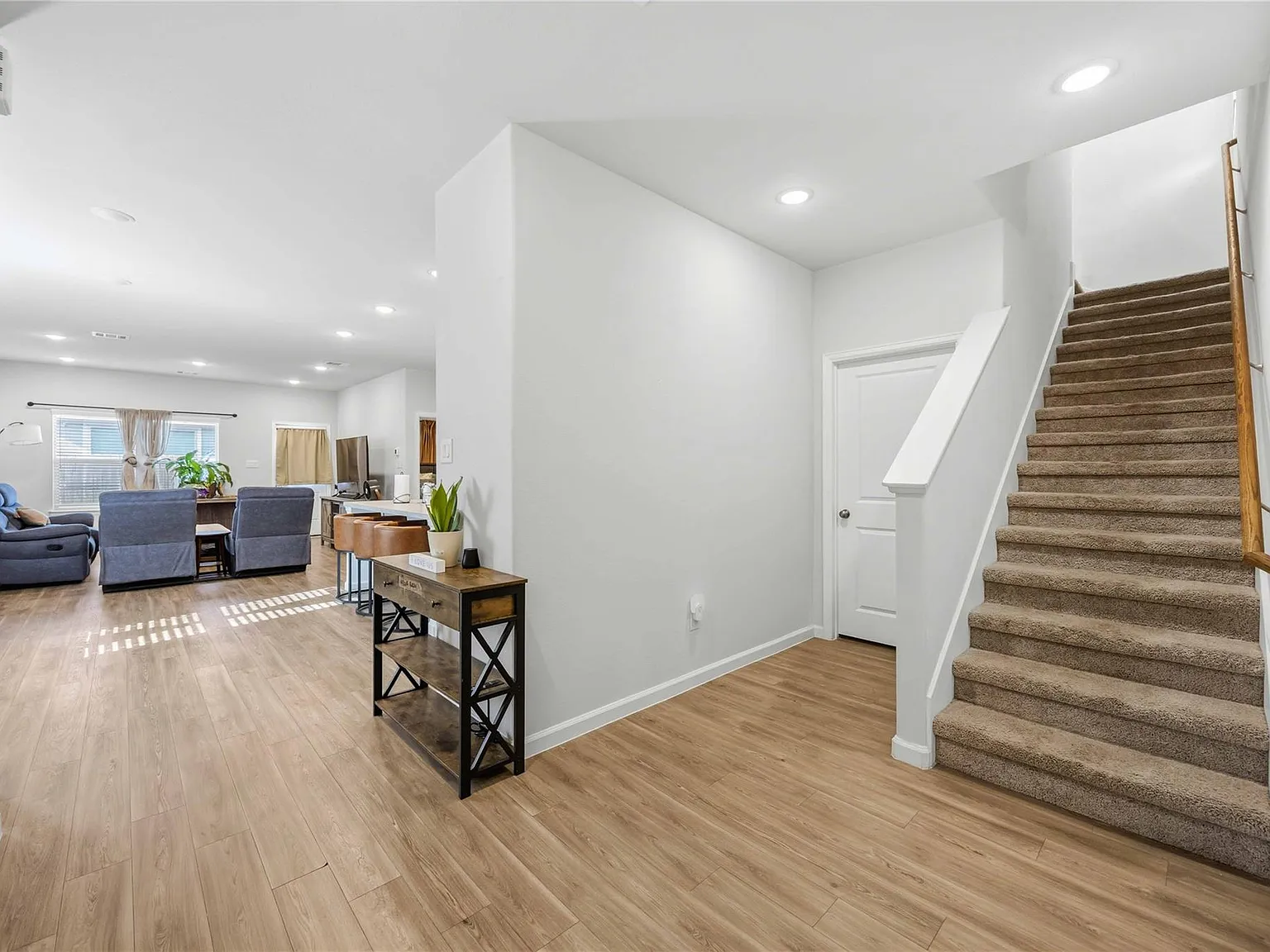 4 bed, 2.5 bath, 1965 sqft, $2,500 — Photo 4