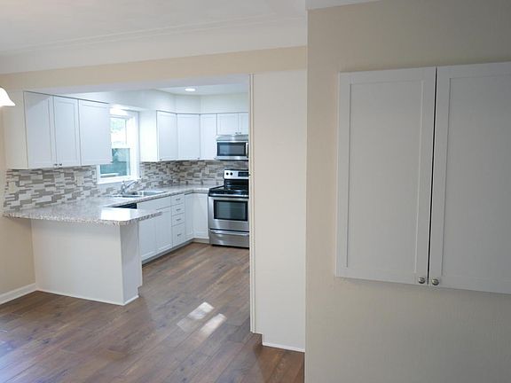 4th image of 8831 Dolphin St