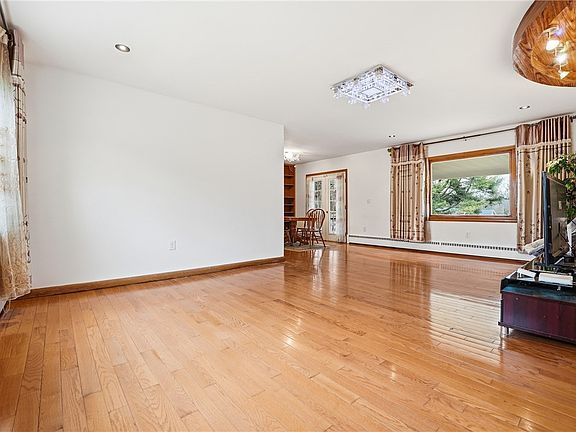 5th image of 460 N Maple St