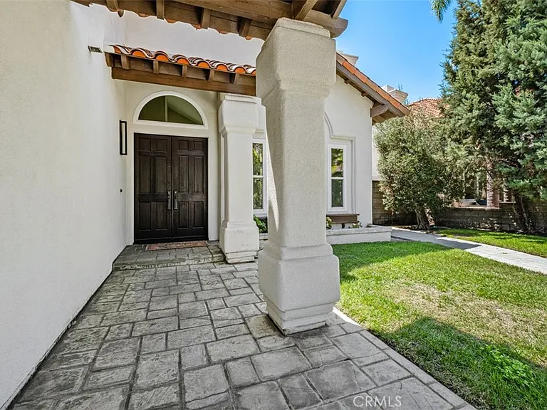 22481 Ivy Rdg — Photo 3