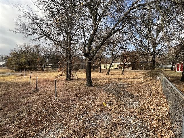 2nd image of 826 Greenbriar Dr