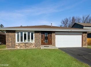 946 Cliff Ct, Carol Stream, IL 60188