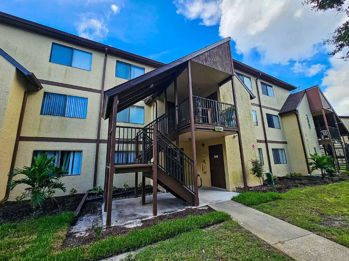 7821 Maplewood Dr #404 in Melbourne, FL 32904 — Photo 3