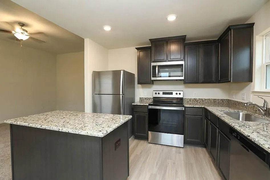 3 bed, 2.0 bath, 1342 sqft, $2,100 — Photo 3