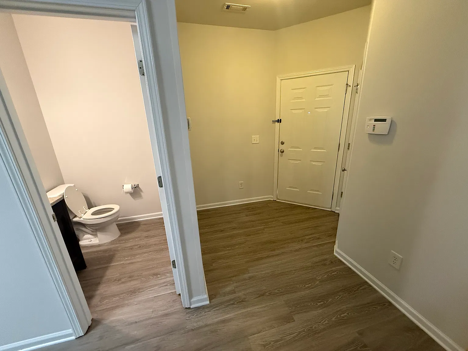 3 bed, 2.5 bath, 1704 sqft, $2,100 — Photo 3
