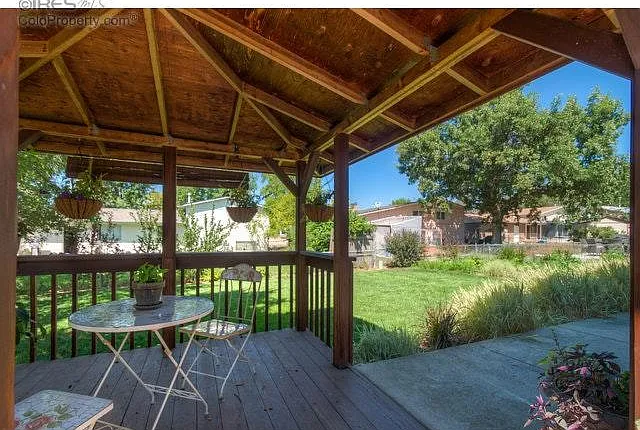 1525 Meeker Dr — Photo 3