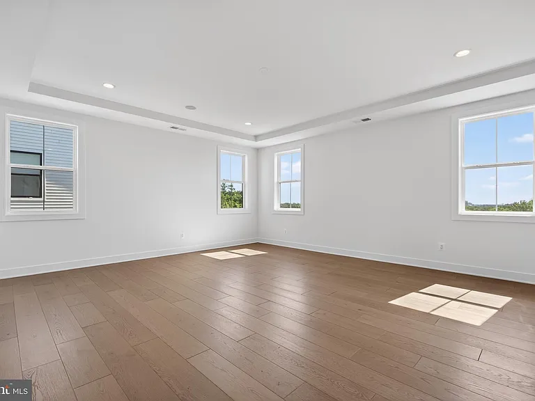 861 N Manchester St — Photo 37