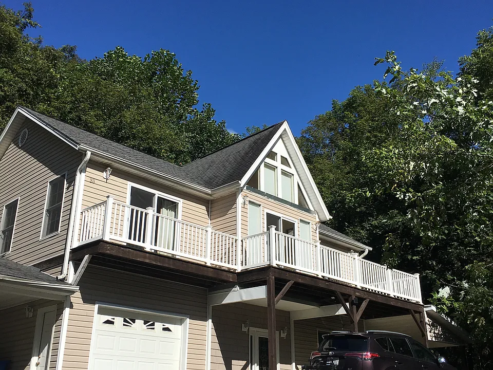33 Lakeside Dr