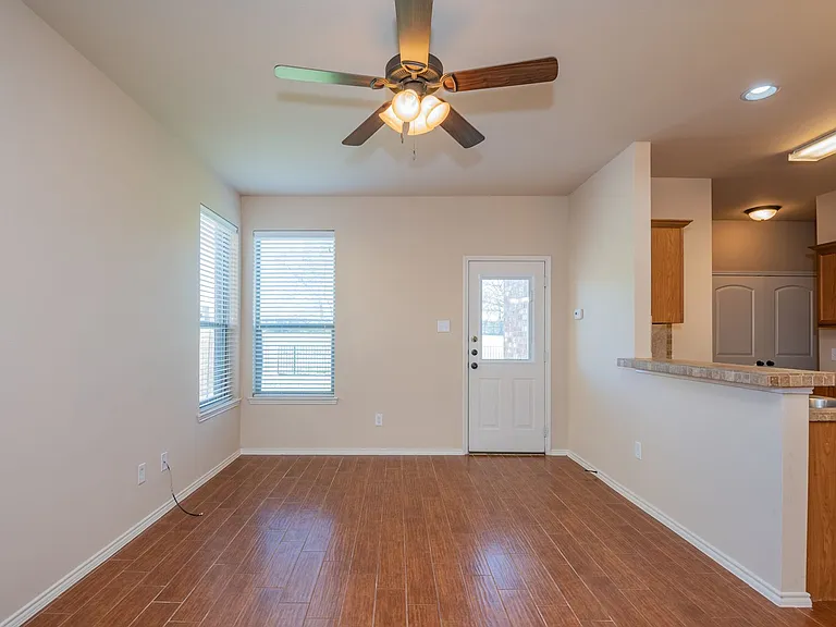 1426 Piedmont Dr — Photo 3