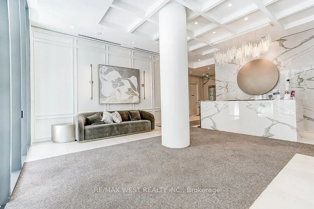 Queen Central Condos — Photo 3