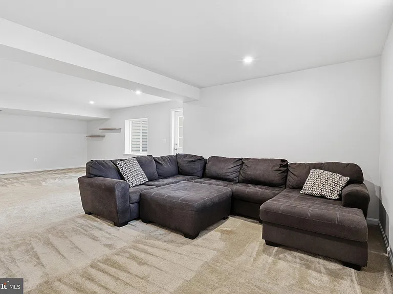 10302 Spotswood Dr — Photo 37