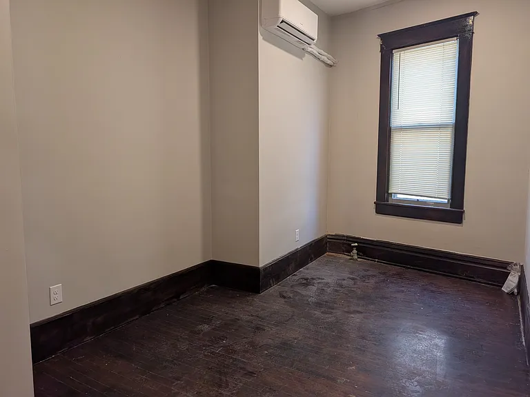 342 E Chestnut St — Photo 3
