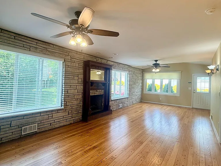 363 Portia St — Photo 3