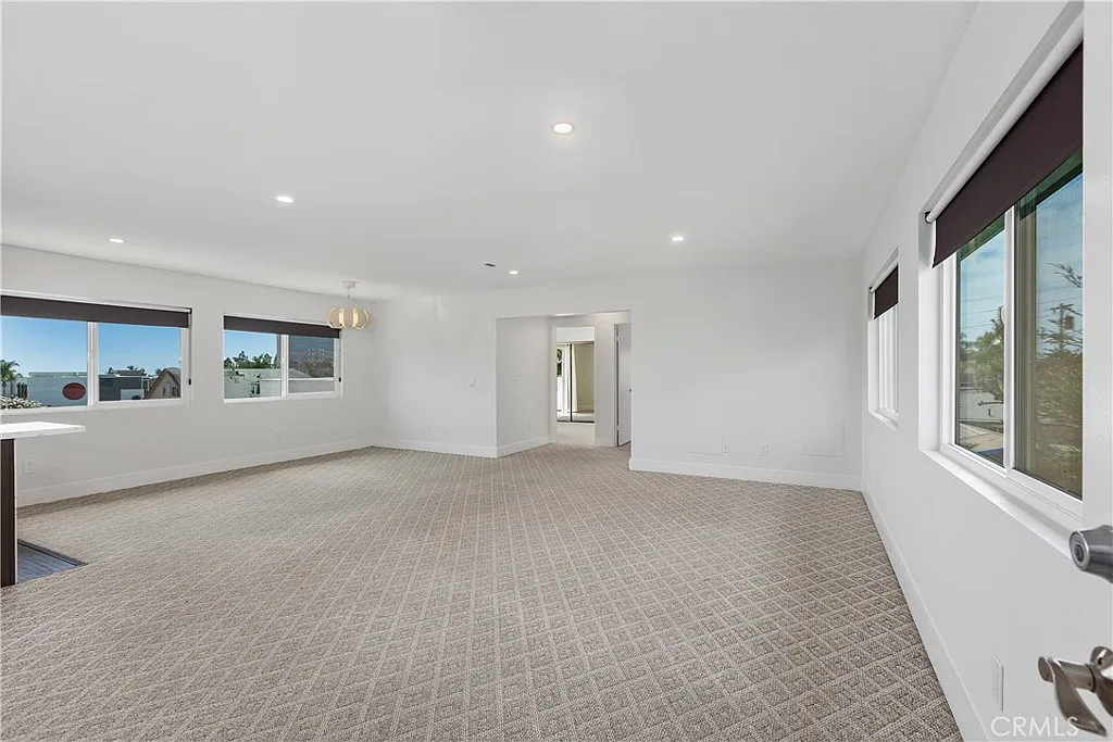 2 bed, 950 sqft, $4,950 — Photo 3