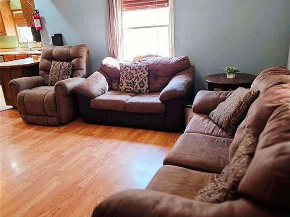 3rd image of 804 W 3rd St