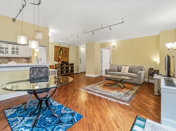 400 East 70th Street image 2 of 20