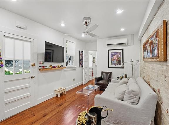 4th image of 1029 Barracks St #2