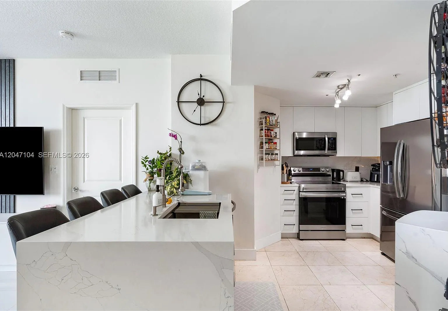 360 Condo A — Photo 1