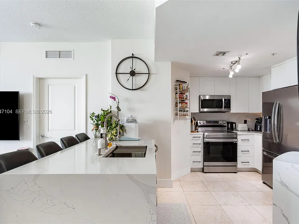 7900 Harbor Island Dr #518