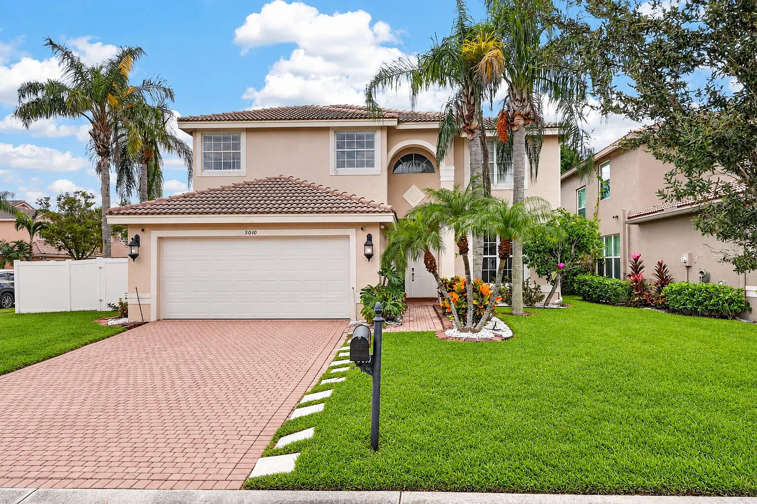 4 bed, 2.5 bath, 2667 sqft, $3,400 — Photo 1